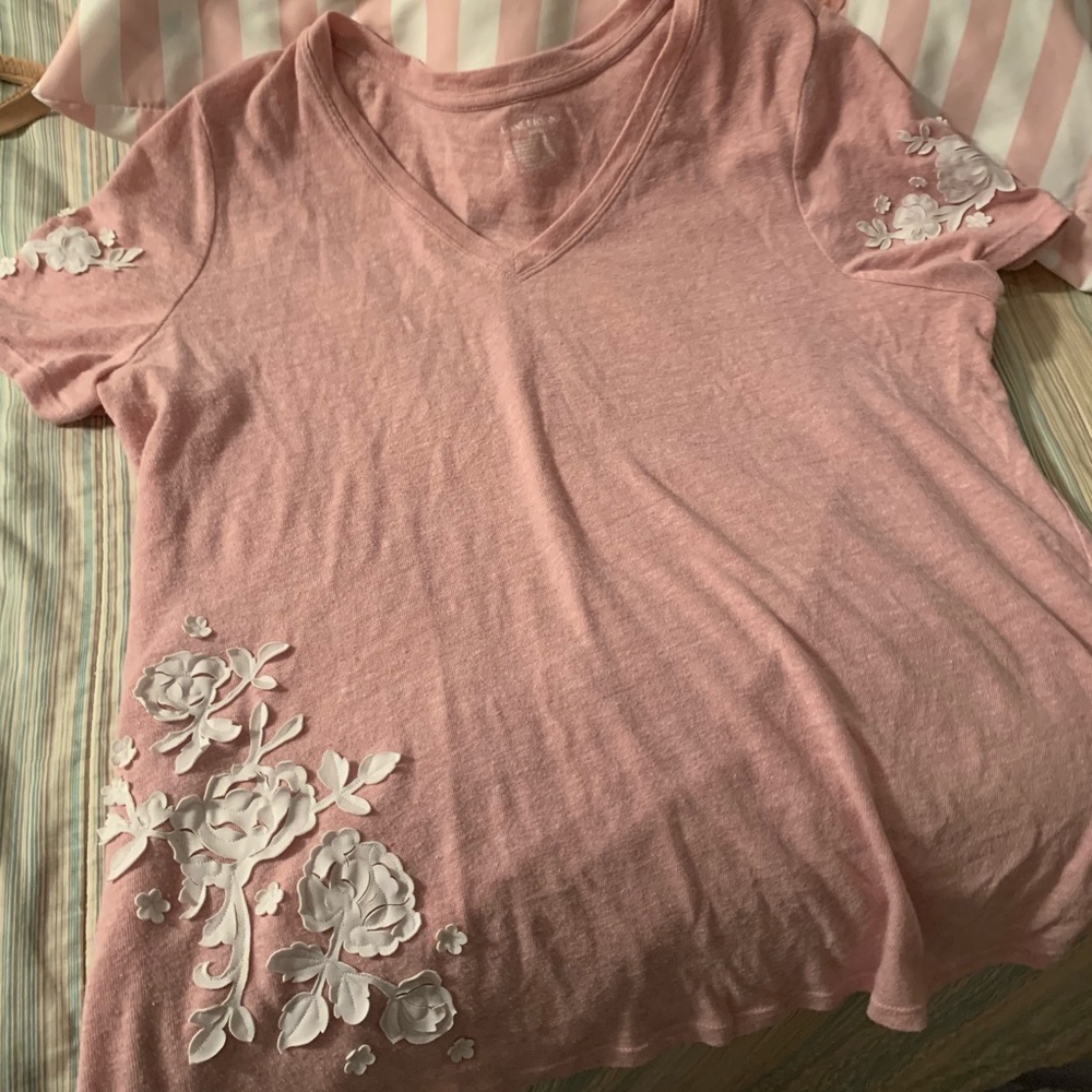 Cute pink m white floral top